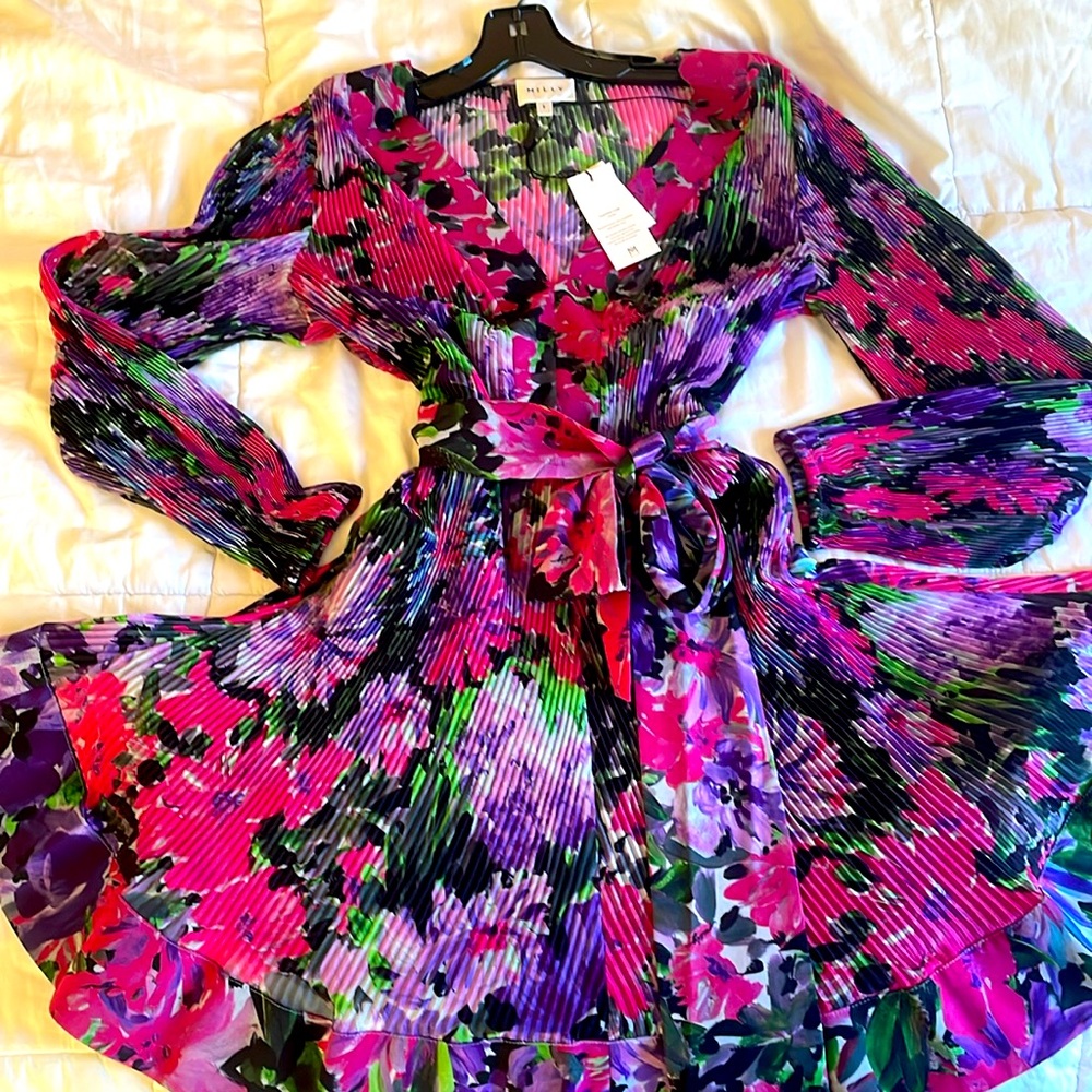 Gorgeous floral self belted v neck pleated body dress. Fully lined.